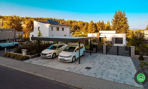 Das zum Design des Familienhauses angepasste Carport GARDEON