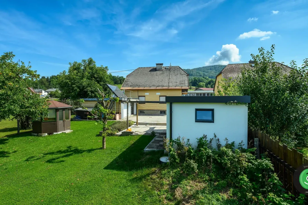 Garage mit PVC Fenster und Design-Oberlicht GARDEON