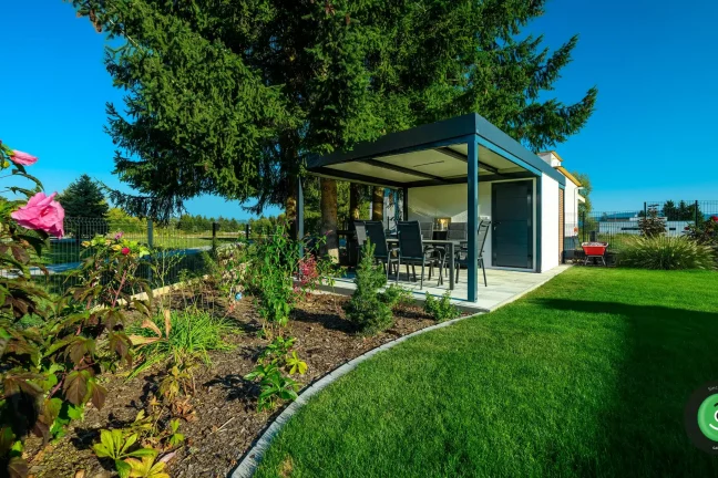 Designvolles Gartenhaus, das zu jedem Familienhaus passt