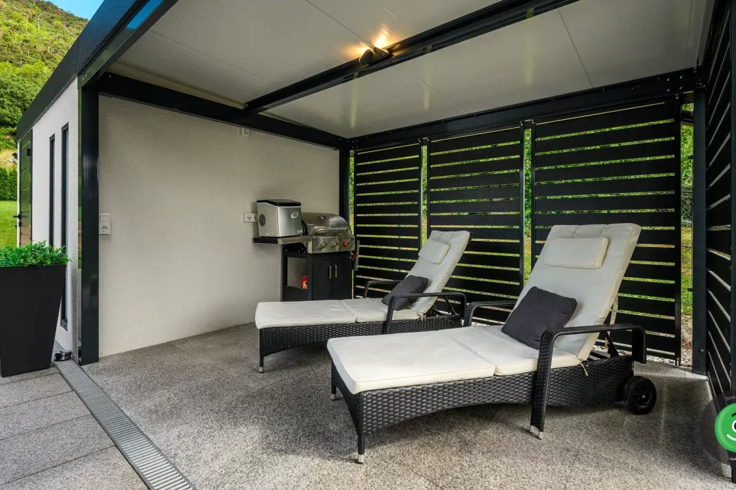 Gartenhaus mit Aufhängungssystem und Regal