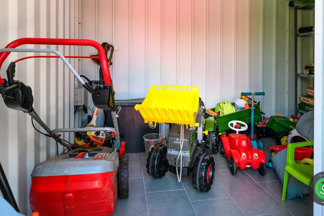 Modernes Gartenhaus in Weiß und Zubehör