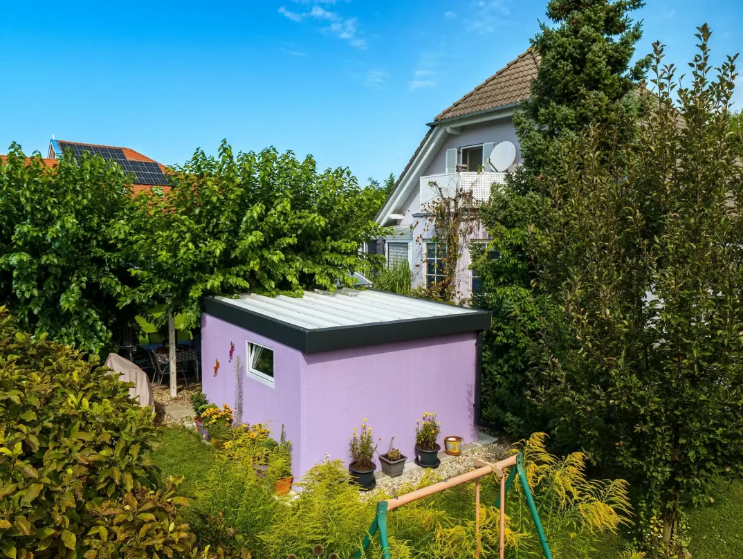 Modernes Gartenhaus in Lila und Zubehör in RAL Farbe