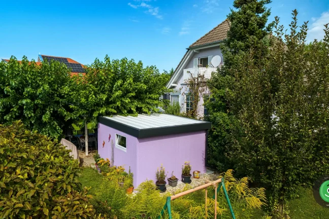 Modernes Gartenhaus in Lila und Zubehör in RAL Farbe