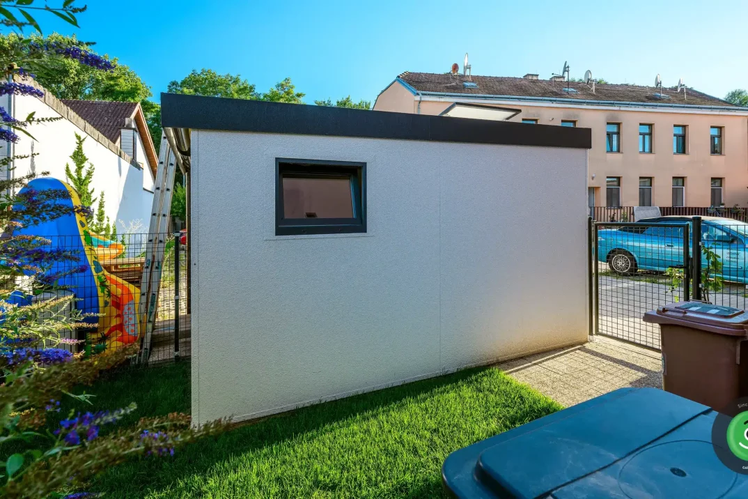 Gartenhaus mit Garagentor und Tür von Hörmann und Fenster GARDEON