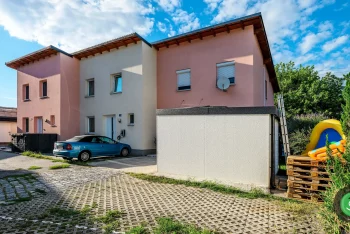 Gartenhaus mit Garagentor und Tür von Hörmann