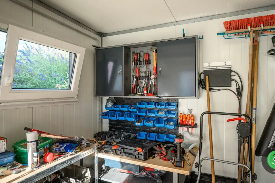 Gartenhaus mit Aufhängungssystem und Regal