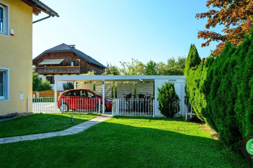 Montiertes Gartenhaus GARDEON mit carport für ein auto