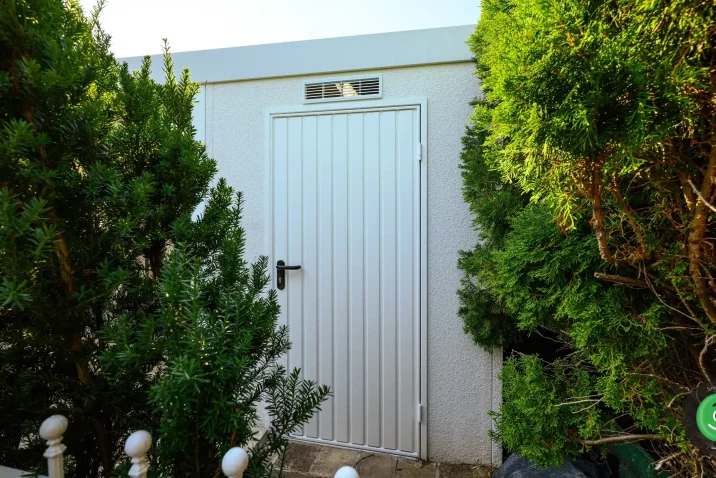 Designvolles Gartenhaus mit carport