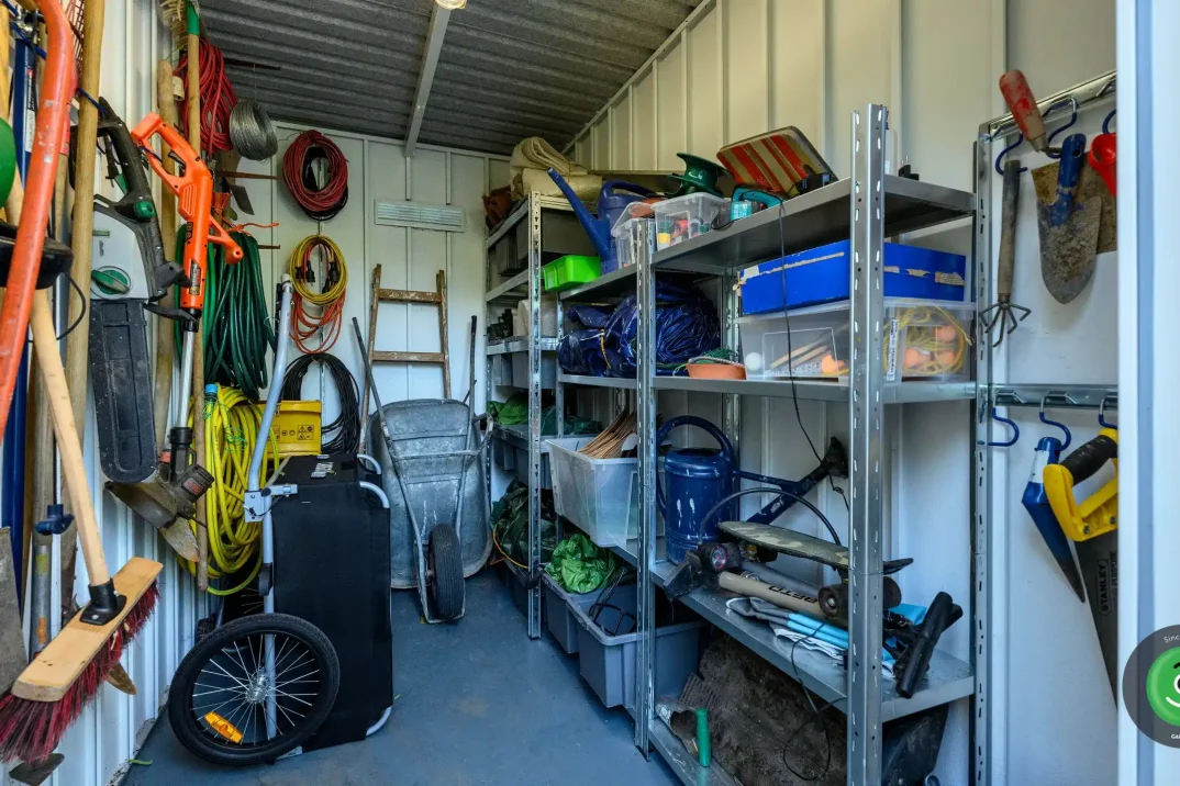 Gartenhaus mit Aufhängungssystem und Regal