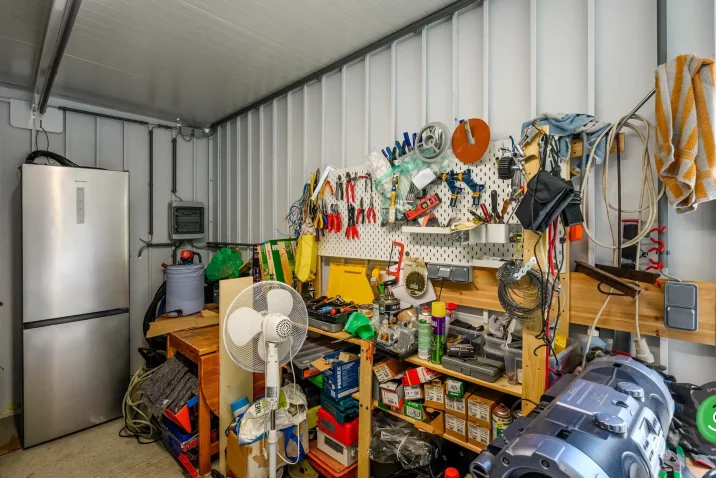 Gartenhaus mit Aufhängungssystem und Regal