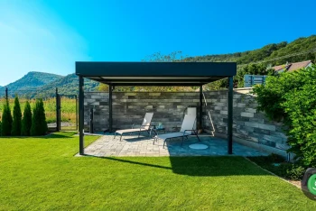 Stahlpergola GARDEON mit Design-Wandelementen