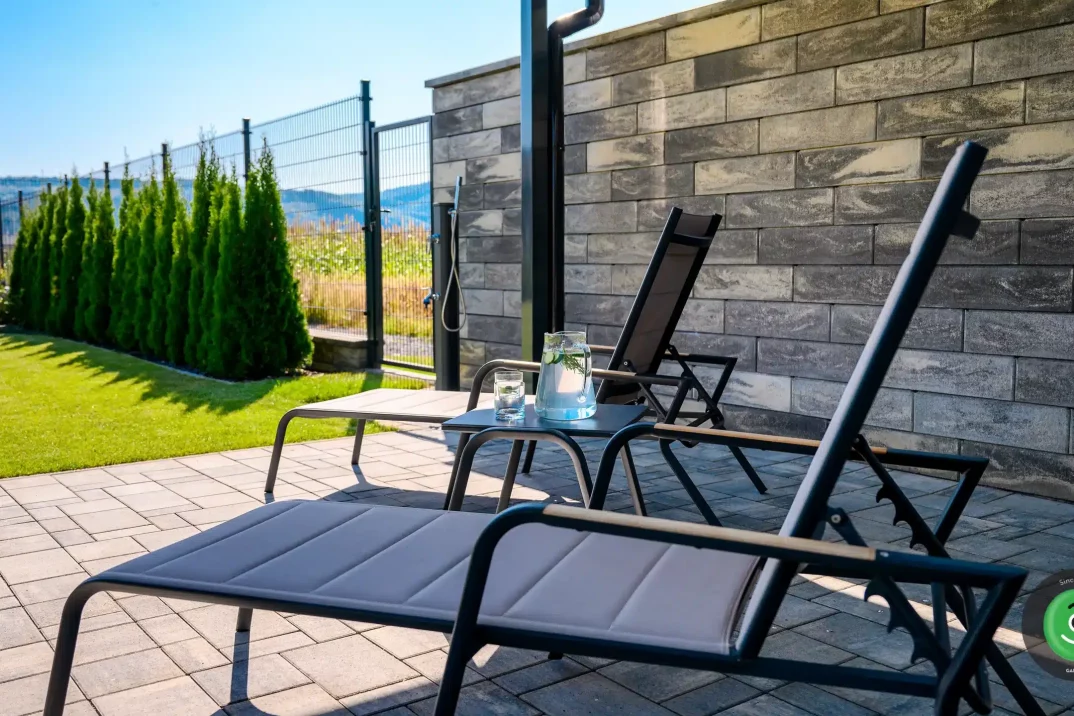 Pergola GARDEON im Garten hinter dem Haus