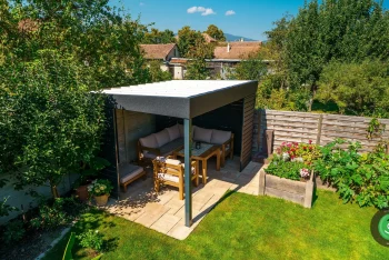Pergola GARDEON im Garten hinter dem Haus