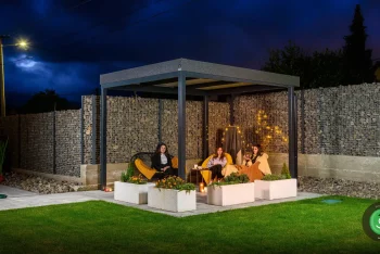 Angenehmer Abend unter der Pergola