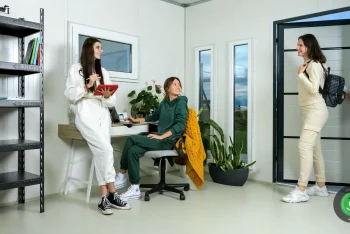 Studieren von Mädchen in der Garage