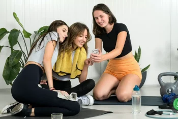 Trainingsgeräte im zu einem Fitnessstudio umgebauten GARDEON-Gebäude