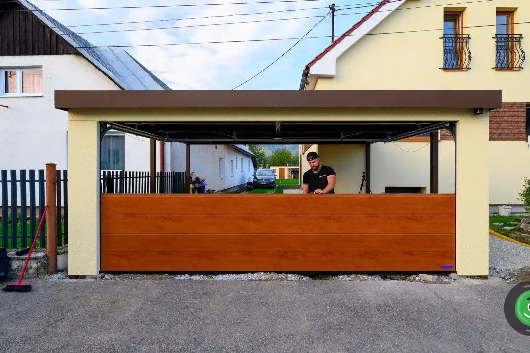 Die Installation eines breiten Tores in das Carport für zwei Autos