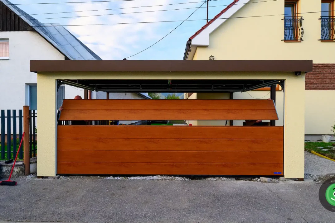 Ein braunes Sektionaltor, das im Doppelcarport eingebaut ist