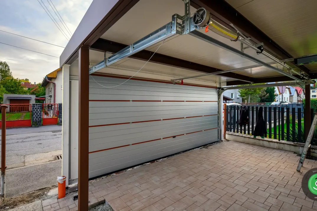 Der Innenblick auf das Carport mit dem Garagentor