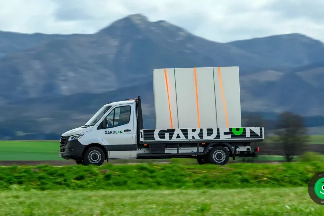 GARDEON Pritschenwagen beladen mit Konstruktionsteilen auf dem Weg zum Kunden