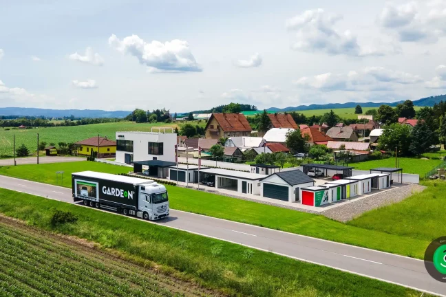 Ein LKW auf der Straße mit der Aufschrift GARDEON und einem Foto der Garage