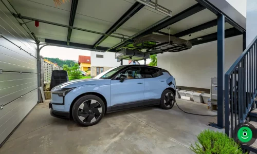 Innenbereich des Carports mit Garagentor