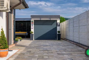 kleine Garage mit Sektionaltor