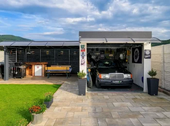 Auto in der Garage neben der Überdachung geparkt