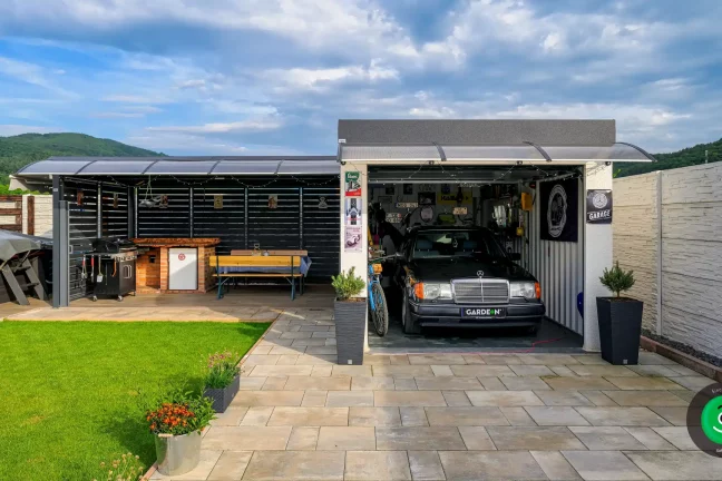 Auto in der Garage neben der Überdachung geparkt