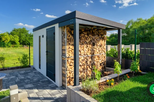 Gartenhaus mit einer kleinen Überdachung zur Lagerung von Holz