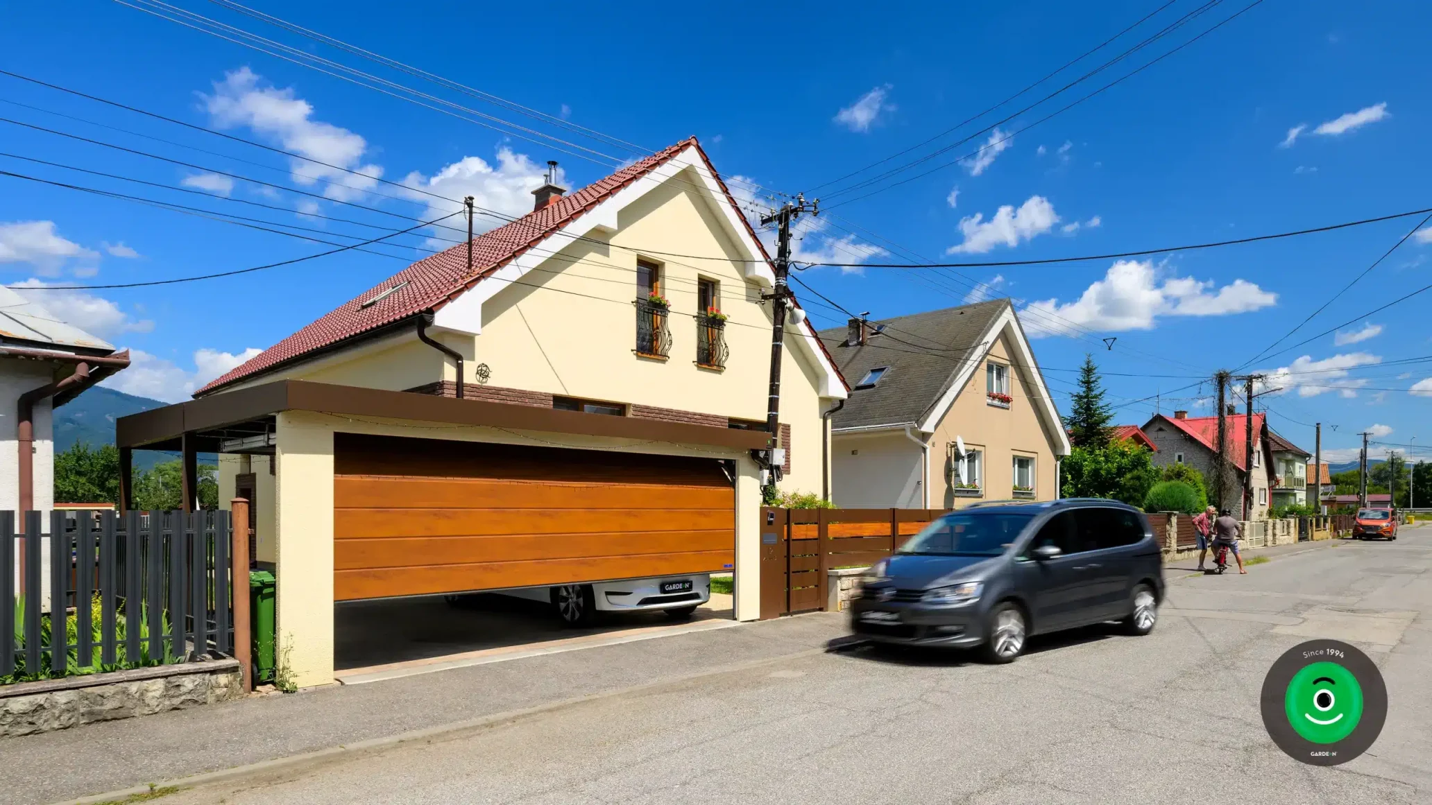 Eleganter Carport mit braunem Tor und gelbem Putz, der das Fahrzeug schützt.