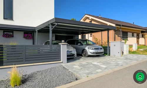 Moderner Unterstand für zwei Autos mit solider Metallstruktur.