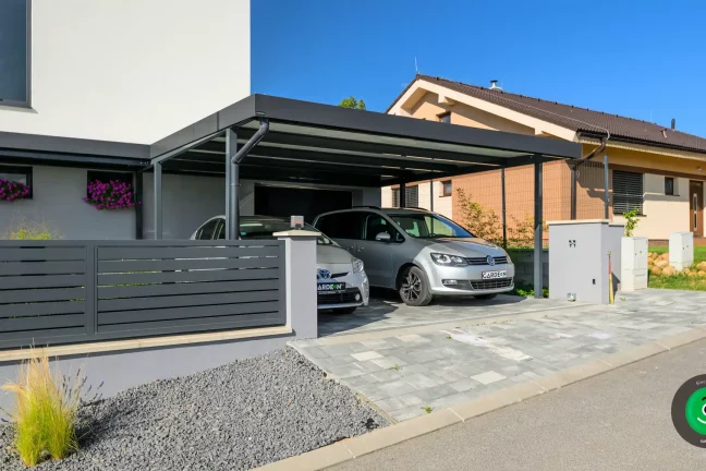 Moderner Unterstand für zwei Autos mit solider Metallstruktur.