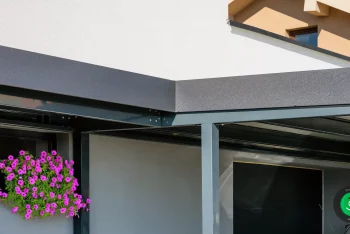 Detailaufnahme der Attika eines Fertigcarports.