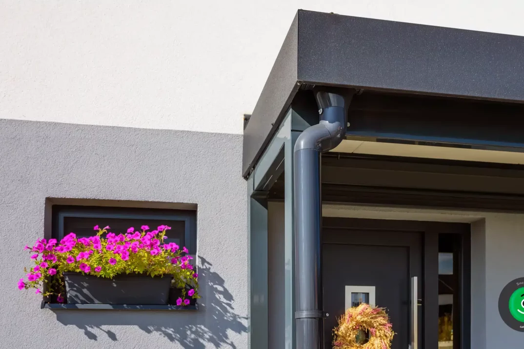 Die elegante Attika des Carports mit klaren Linien vervollständigt den modernen Look.