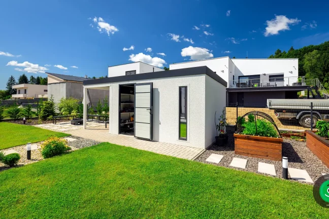 Gartenhaus aus Holz mit gemütlicher Überdachung zum Entspannen an der frischen Luft.