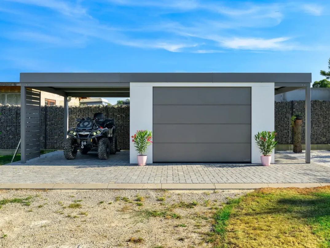 Ansprechendes Gartenhaus mit Überdachung und abgestelltem Quad