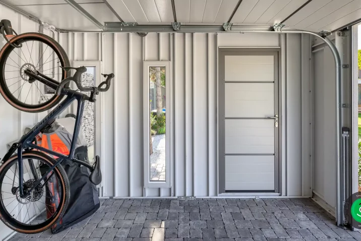 Innenraum des Gartenhauses mit Garagentor