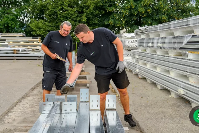 Lagermitarbeiter in Lagerhallen mit Baumaterial