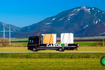 Atego Mercedes-Fahrzeug auf dem Weg zur Kundschaft