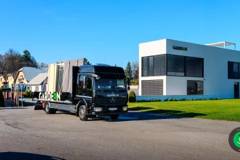 Atego-Fahrzeug steht für den Transport des Gebäudes zur Kundschaft bereit