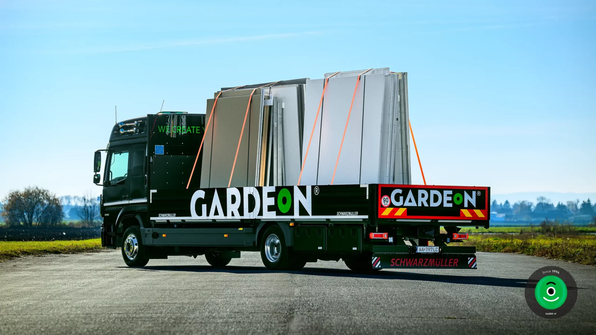 Fahrzeug Atego, an dessen Rückseite sich die Gebäudewände befinden