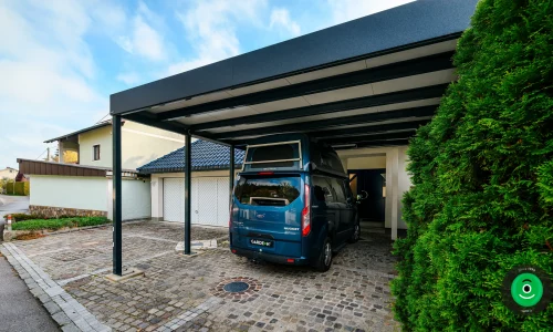 Auto unter einem großen, geräumigen Carport