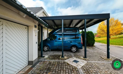 Seitenansicht eines geräumigen Carports