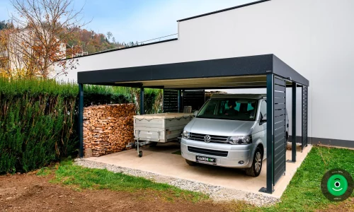 Holz unter einem Carport mit Seitenwänden aus Metall