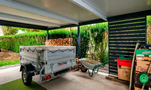 Unter dem Carport gelagerte Gartengeräte