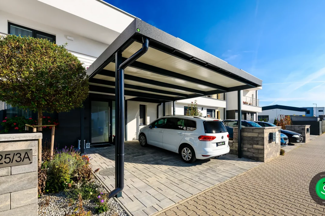 Der Eingang ist mit einem Carport für zwei Autos überdacht