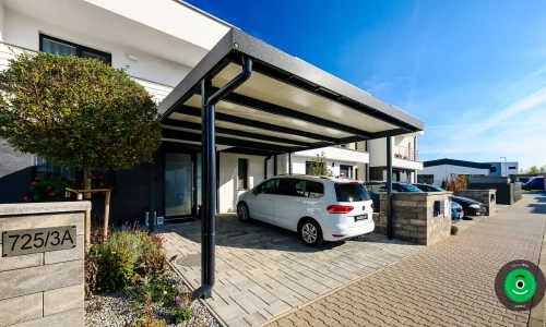 Der Eingang ist mit einem Carport für zwei Autos überdacht