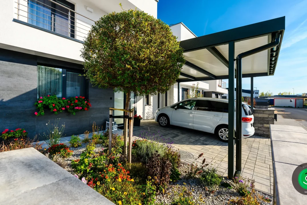 Seitenansicht des Doppelcarports