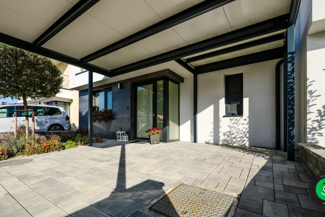 Carport für zwei Autos vor der Wohnhaustür
